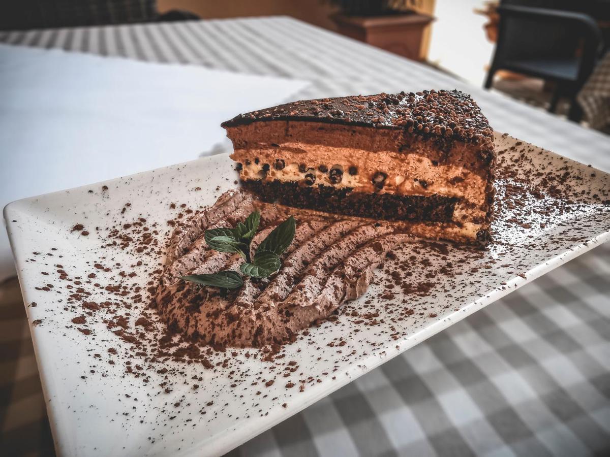 Restaurant Pansion Wien Cierny Brod ภายนอก รูปภาพ