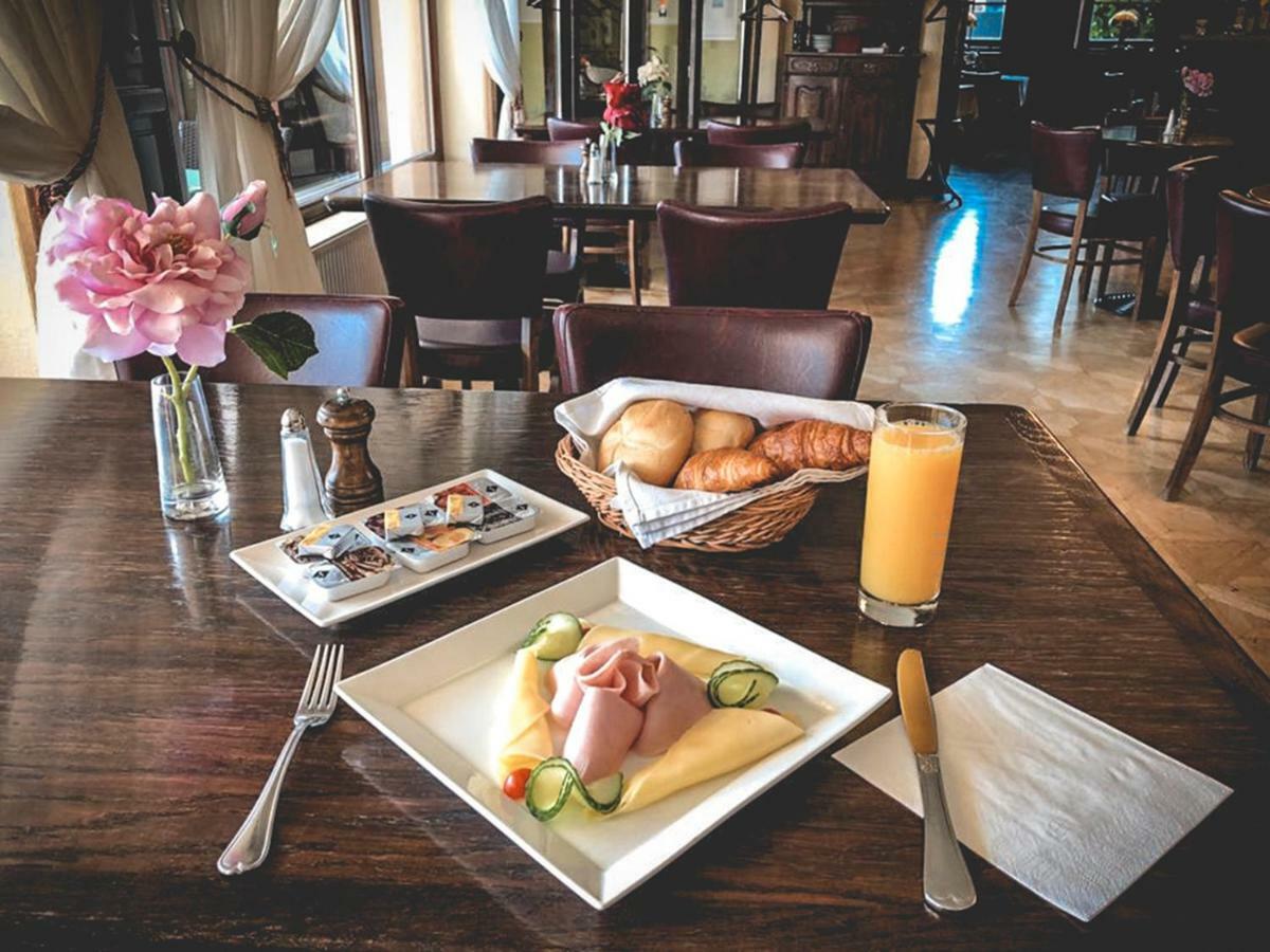 Restaurant Pansion Wien Cierny Brod ภายนอก รูปภาพ